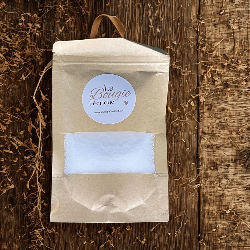 Coffret Bougies Perles Rituel Cocooning, le sachet de cire perle blanche qui fait partie du coffret. Fond couleur bois.