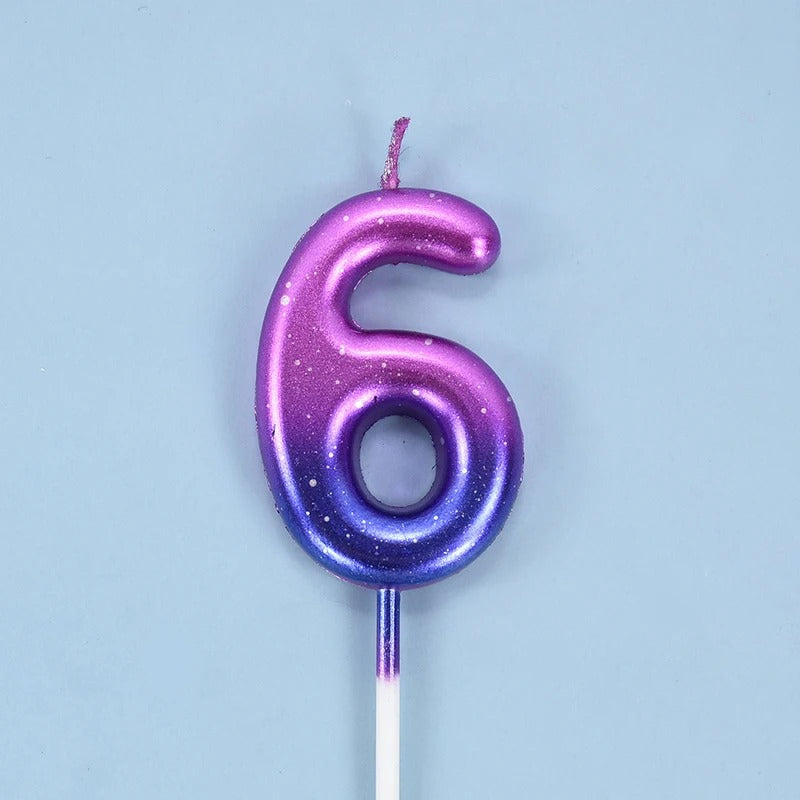 Bougie Anniversaire Look Galactique, de couleur violette et bleu, le chiffre de la bougie est le 6 et sur fond bleu.