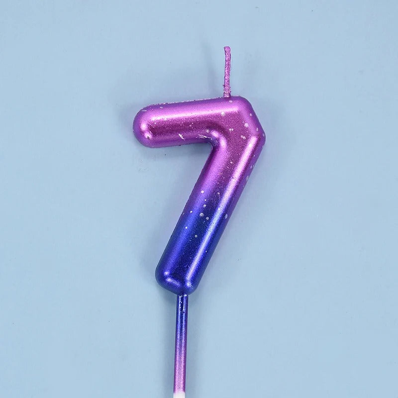 Bougie Anniversaire Look Galactique, de couleur violette et bleu, le chiffre de la bougie est le 7 et sur fond bleu.