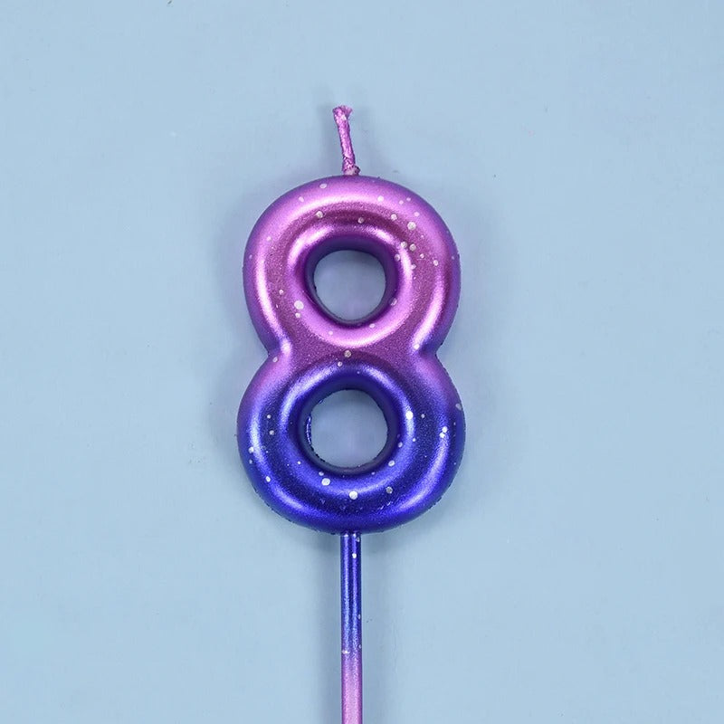 Bougie Anniversaire Look Galactique, de couleur violette et bleu, le chiffre de la bougie est le 8 et sur fond bleu.