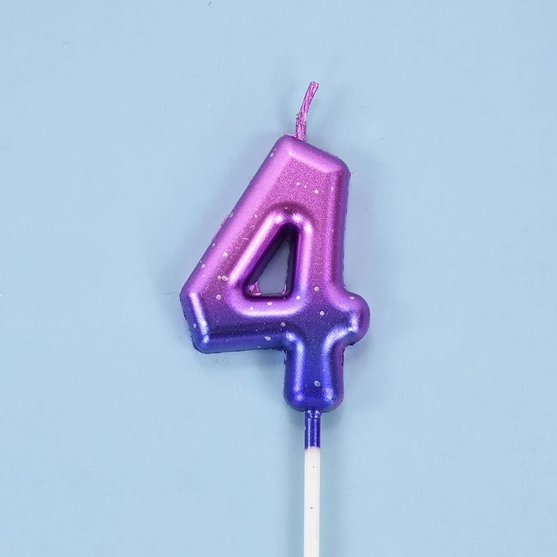 Bougie Anniversaire Look Galactique, de couleur violette et bleu, le chiffre de la bougie est le 4 et sur fond bleu.