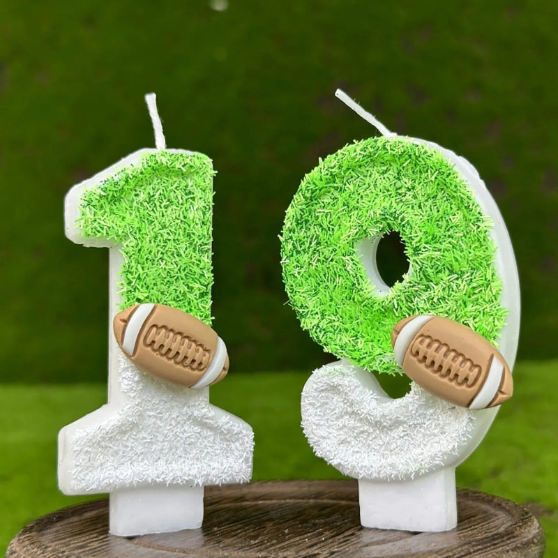 Bougie Anniversaire Thème Rugby, de couleur blanche et verte, les chiffres des bougies sont le 1 et 9. Fond vert.