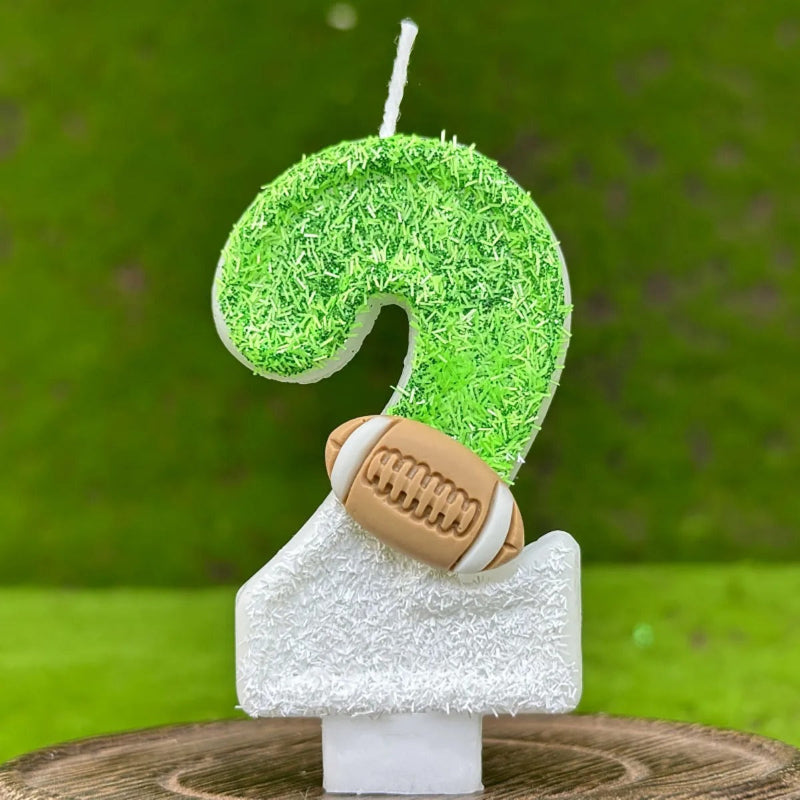 Bougie Anniversaire Thème Rugby, de couleur blanche et verte, le chiffre de la bougie est le 2 et sur fond vert.