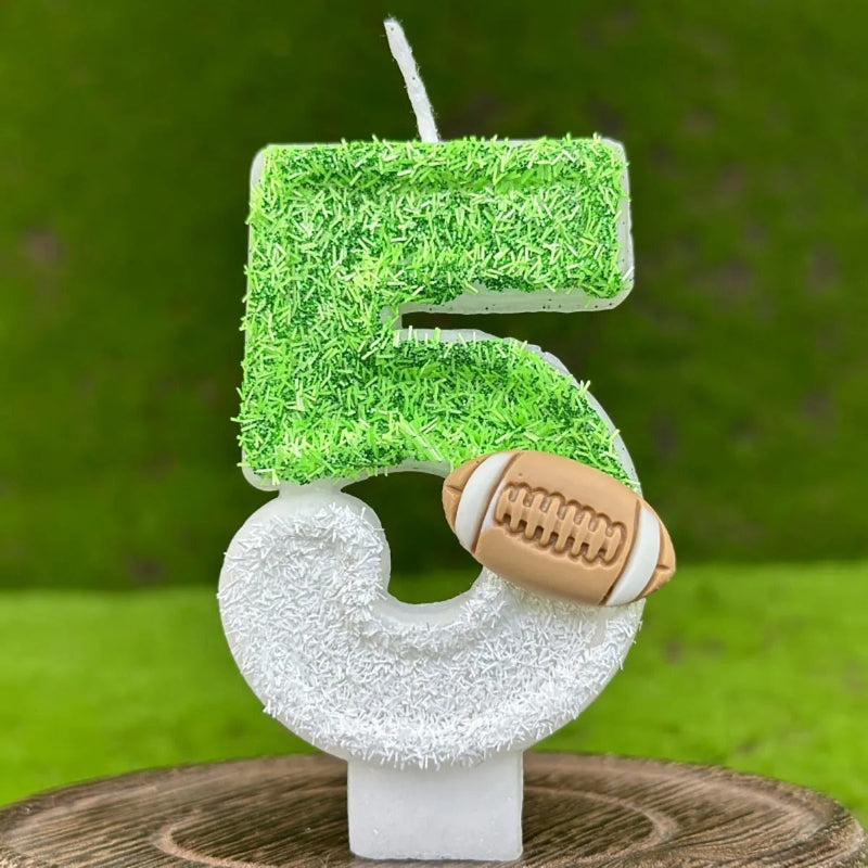 Bougie Anniversaire Thème Rugby, de couleur blanche et verte, le chiffre de la bougie est le 5 et sur fond vert.