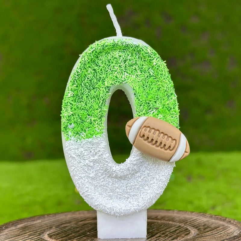 Bougie Anniversaire Thème Rugby, de couleur blanche et verte, le chiffre de la bougie est le 0 et sur fond vert.