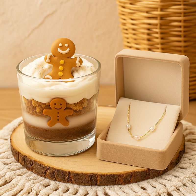 Bougie Bijou Magie Cachée, la bougie est à côté du collier qui lui est dans un écrin et dans une ambiance cosy.