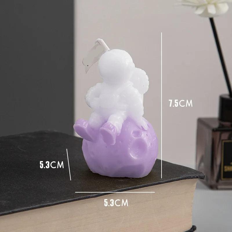 Bougie Décorative Astronaute, de couleur violette et avec ses dimensions.