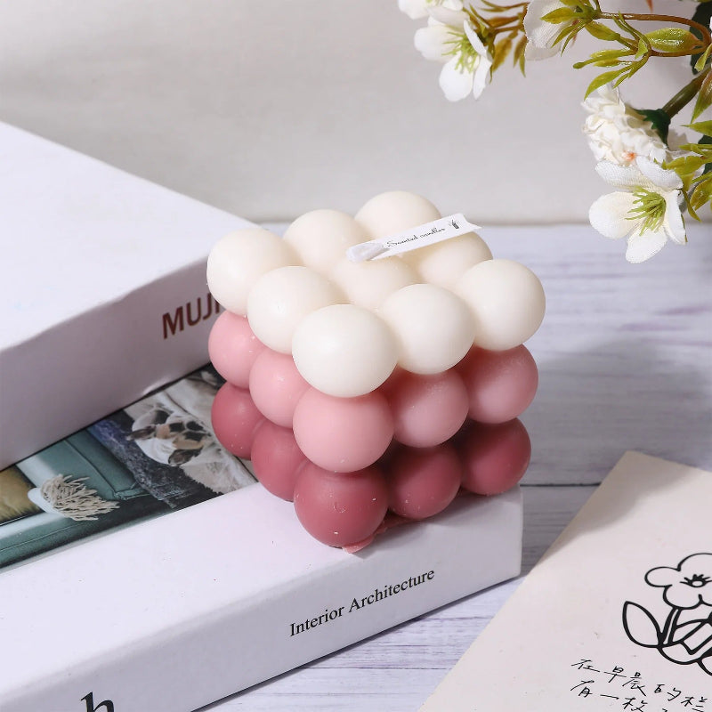 Bougie Décorative Cube Bubble, de couleur marron.