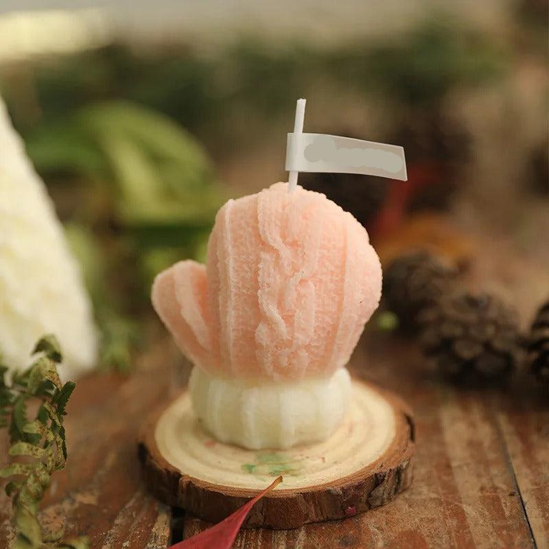 Bougie Décorative Moufle en Laine et de couleur rose.