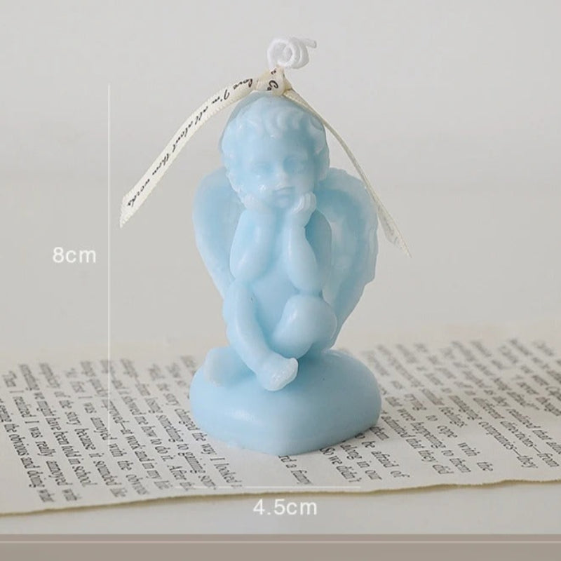 Bougie Décorative Petit Ange Parfumée, avec ses dimensions et de couleur bleue.