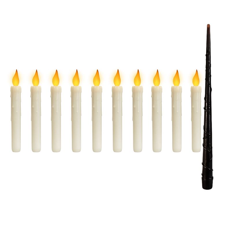 Bougie Halloween Flottante et Magique, 10 bougies blanches et leur baguette magique. Sur fond blanc.