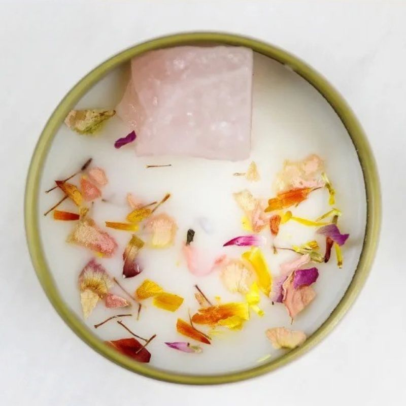 Bougie Parfumée Fleur Sèche et Cristal de Sel Coloré, de couleur rose et sur fond blanc.