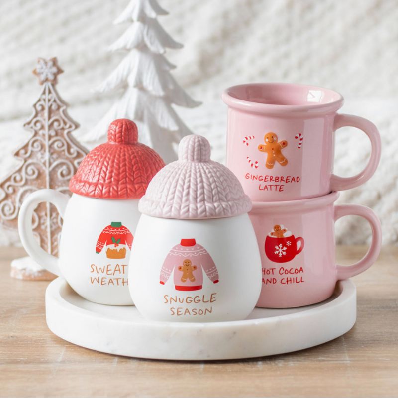 Brule Parfum Douceur Tricotée, mis en situation avec des tasses et d'autre brule parfum identique, posé sur un plateau en marbre. Ambiance féerique de Noël.