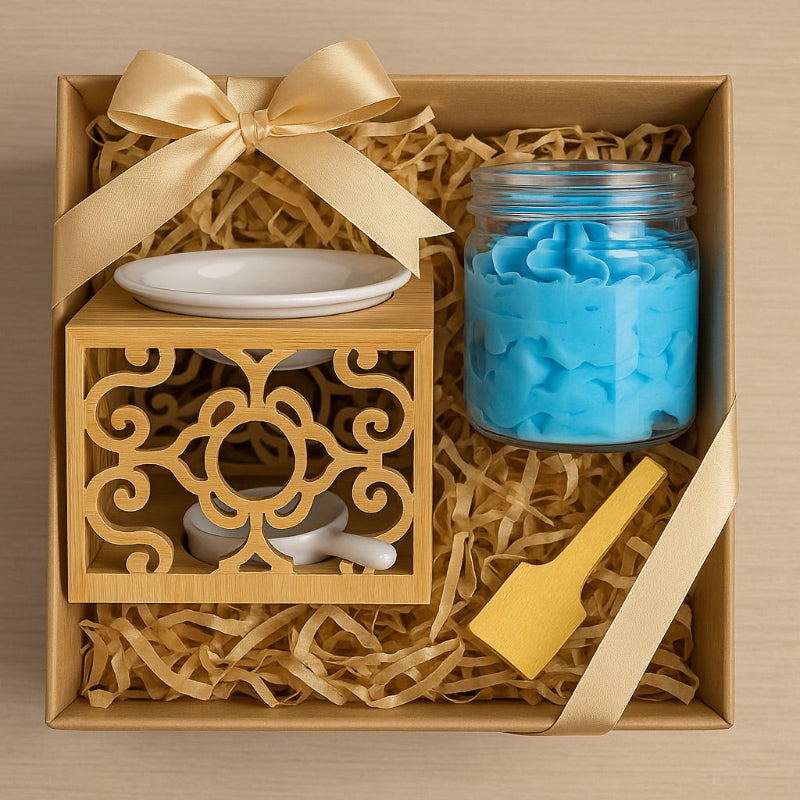 Coffret Bougie Raffiné en Bois Sculpté, dans son coffret cadeau avec un pot de fondant parfumé crémeux de couleur bleu au parfum adoucissant.