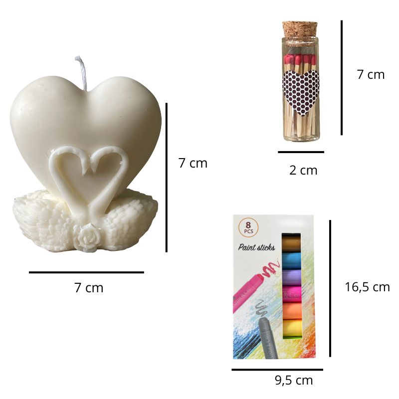 Coffret Bougie à Décorer Cœur Lunaire, toutes les dimensions de la bougie blanche, des feutres cire et des allumettes. Fond blanc.