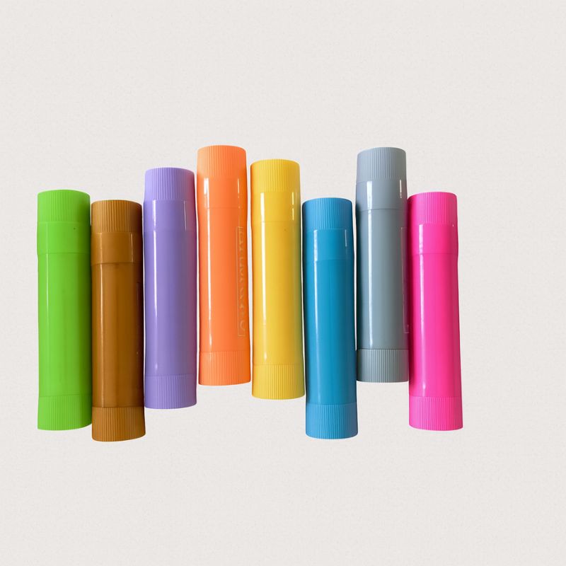 Coffret Bougie à Décorer Cœur Lunaire, le détail de la couleur des feutres, vert, marron, violet, orange, jaune, bleu, gris et rose, sur fond gris clair.