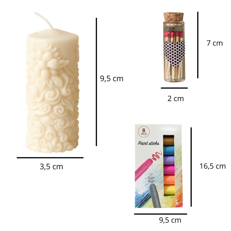 Coffret Bougie à Décorer Poésie de Cire, avec les dimensions de la bougie, de la boite de feutre et des allumettes. Sur fond blanc.
