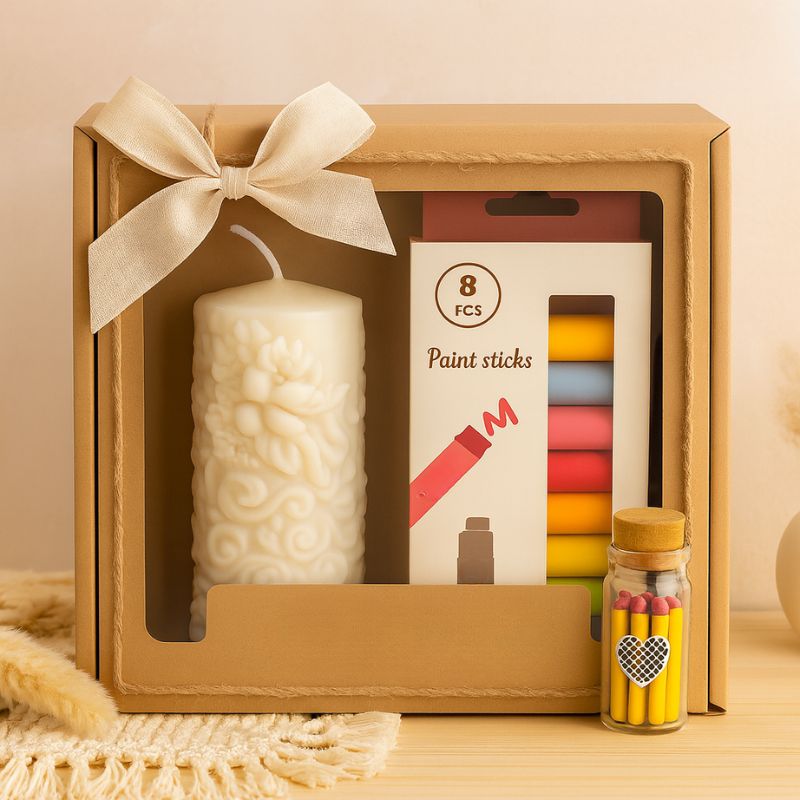 Coffret Bougie à Décorer Poésie de Cire, la bougie blanche, la boite de feutre et les allumettes sont dans un coffret cadeau. Ambiance scandinave.