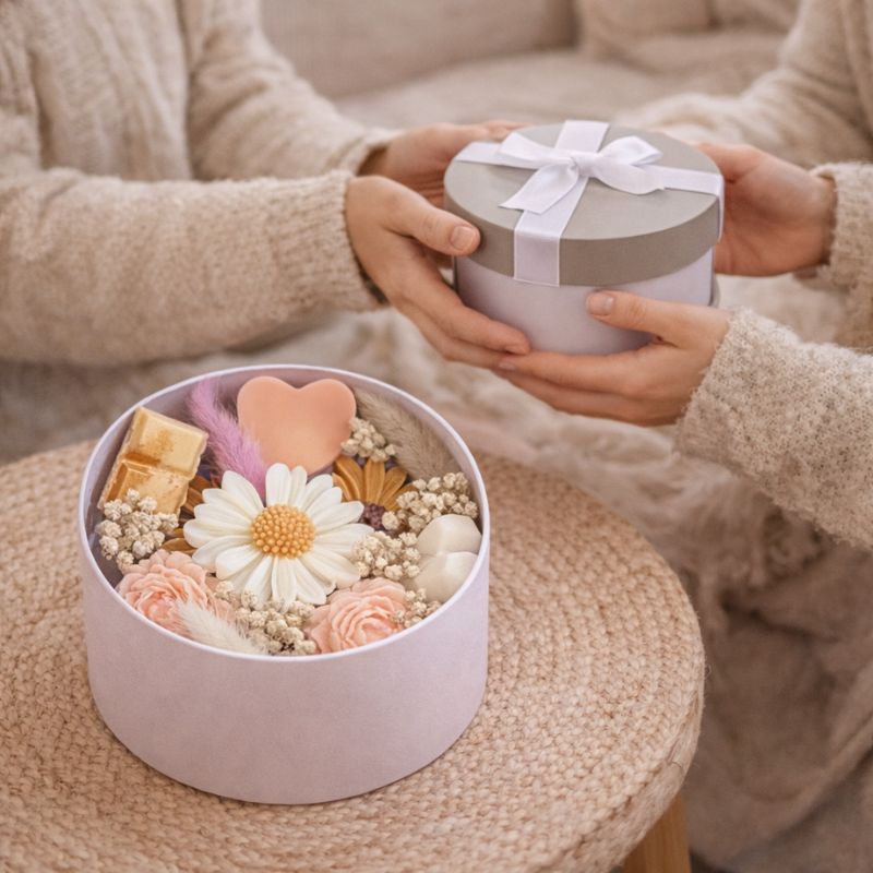 Fondant Parfumé Bouquet Signature présenté comme idée cadeau avec boîte élégante et composition florale.