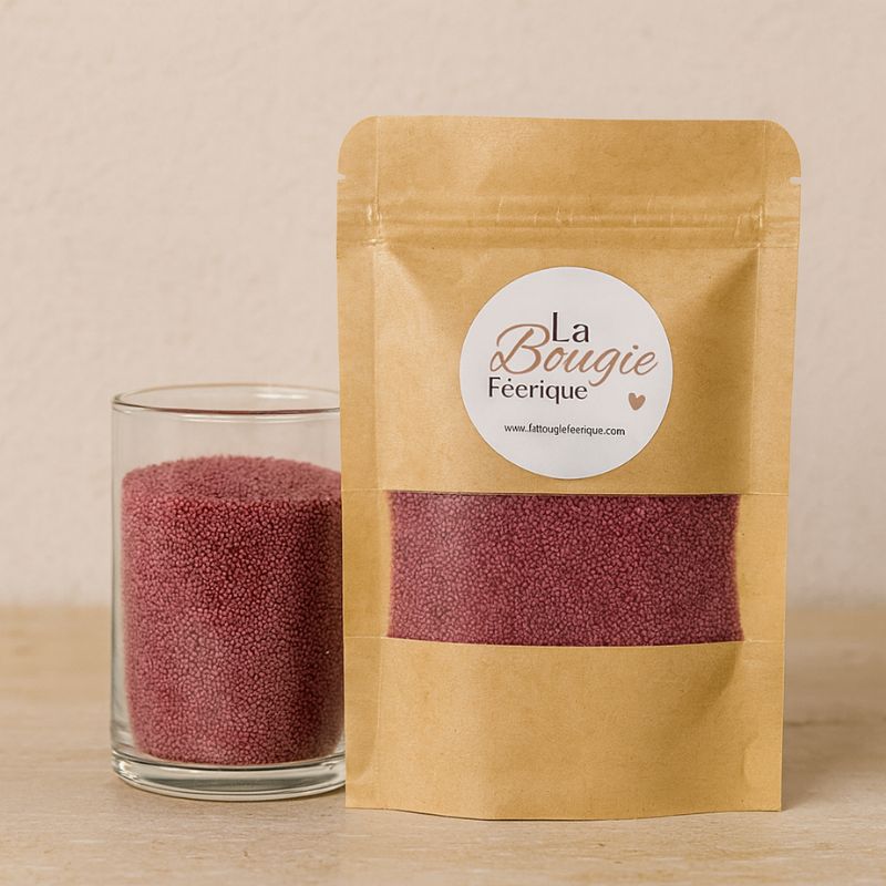 Perles de Cire Décorative pour Bougie, de couleur violette, avec son contenant transparent où il y a de la cire perle en démonstration. Fond beige.