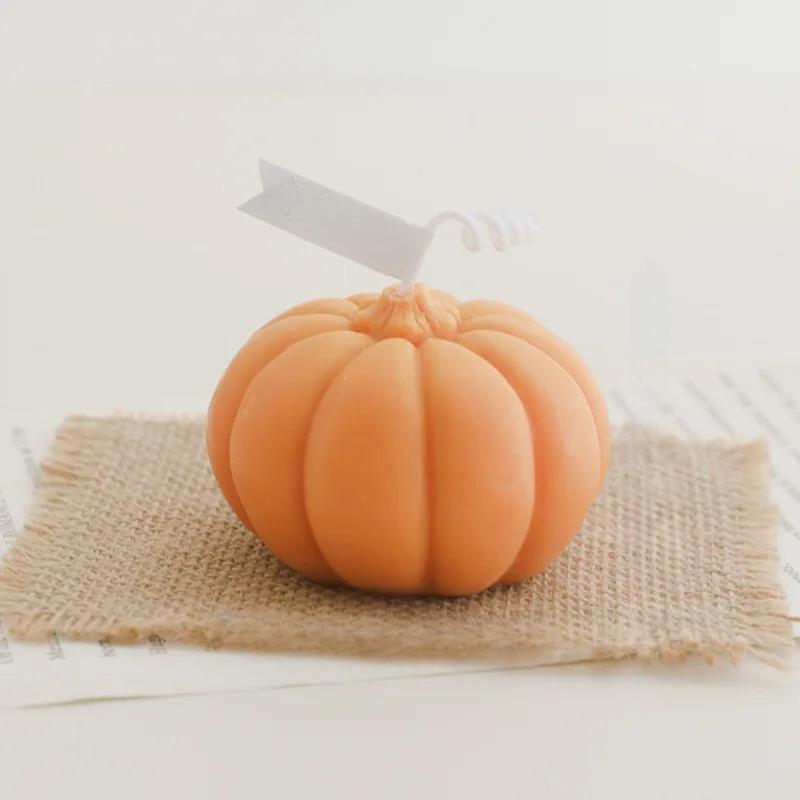 Bougie Décorative Fruit Citrouille et de couleur orange.