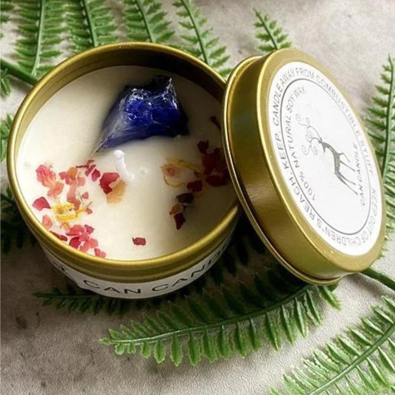 Bougie Parfumée Fleur Sèche et Cristal de Sel Coloré, de couleur bleu et dans une ambiance végétale et festive.
