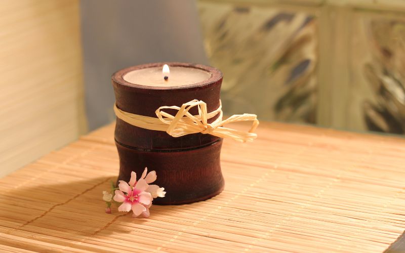 Bougie artisanale marron sur table en bois, décoration intérieure chaleureuse et ambiance cosy naturelle.