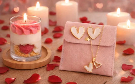 Bougie romantique allumée pour la Saint-Valentin, décorée de pétales de rose, avec coffret cadeau et bijoux en forme de cœur dans une ambiance chaleureuse.