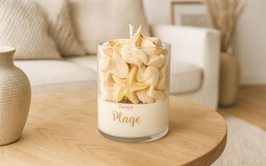 Bougie chantilly version plage, de couleur beige et dans une ambiance scandinave.