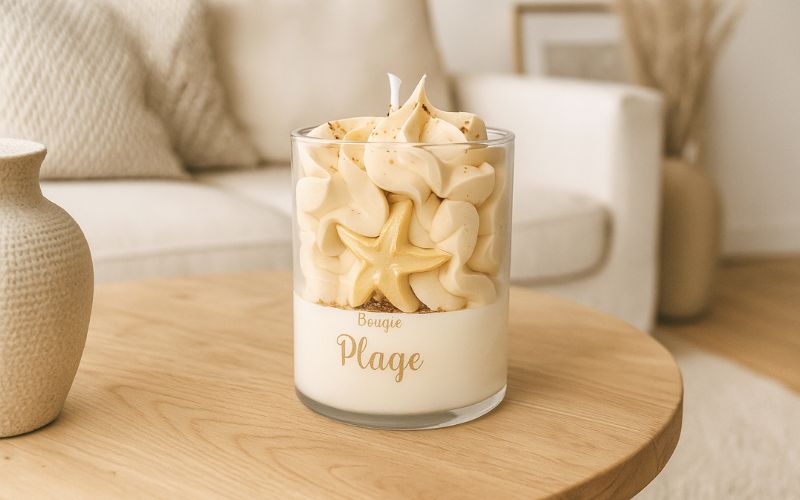 Bougie chantilly version plage, de couleur beige et dans une ambiance scandinave.