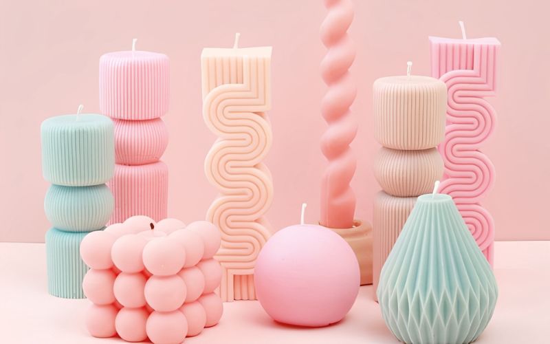 Bougies décoratives pastel tendance aux formes modernes pour sublimer la décoration intérieure avec des couleurs douces et design contemporain.
