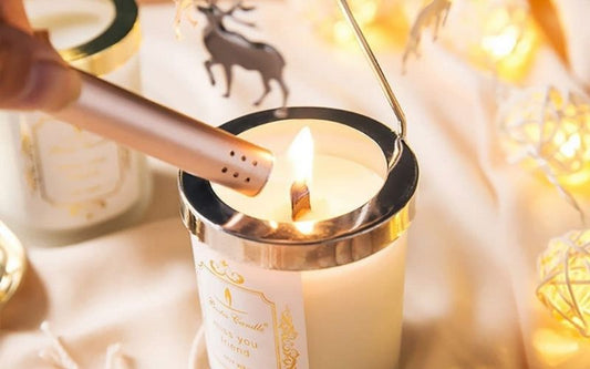 Bougie parfumée dans un pot doré en train d’être allumée, avec guirlandes lumineuses et ambiance chaleureuse en arrière-plan.