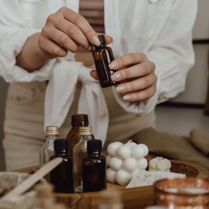 Accessoire Bougie Huile Parfumée Envoûtante, en démonstration avec une bougie.