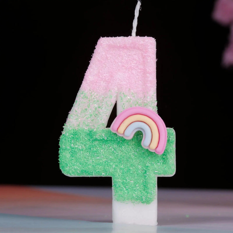 Bougie Anniversaire Arc en Ciel Enchanté, de couleur rose et vert, le chiffre de la bougie est le 4 et sur un fond noir.