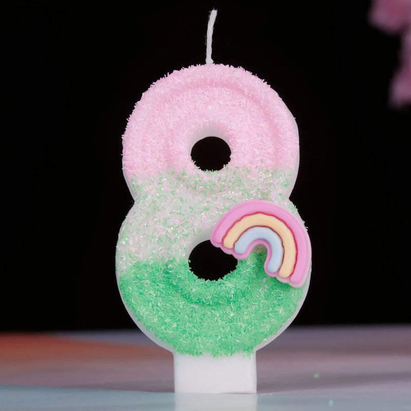 Bougie Anniversaire Arc en Ciel Enchanté, de couleur rose et vert, le chiffre de la bougie est le 8 et sur un fond noir.