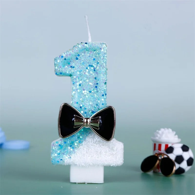 Bougie Anniversaire Charme Scintillant, le chiffre de la bougie est le 1, de couleur bleue et blanche, sur fond bleu pâle.