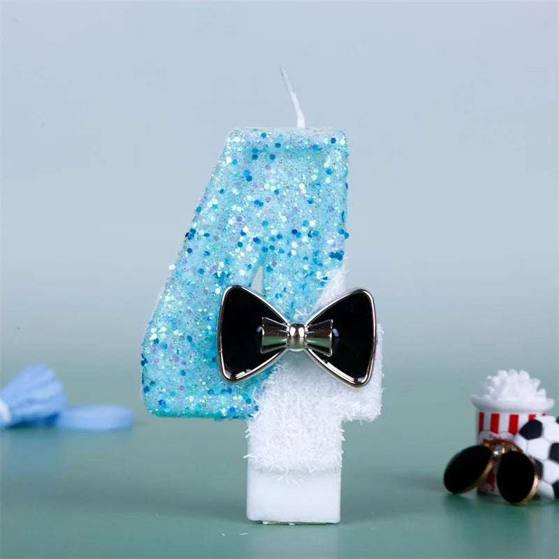 Bougie Anniversaire Charme Scintillant, le chiffre de la bougie est le 4, de couleur bleue et blanche, sur fond bleu pâle.