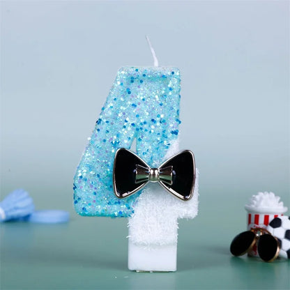 Bougie Anniversaire Charme Scintillant, le chiffre de la bougie est le 4, de couleur bleue et blanche, sur fond bleu pâle.