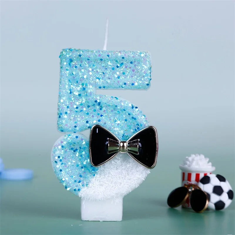 Bougie Anniversaire Charme Scintillant, le chiffre de la bougie est le 5, de couleur bleue et blanche, sur fond bleu pâle.