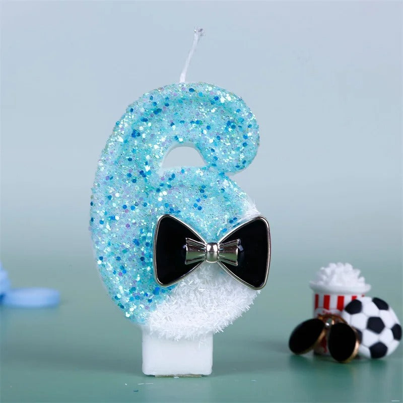 Bougie Anniversaire Charme Scintillant, le chiffre de la bougie est le 6, de couleur bleue et blanche, sur fond bleu pâle.