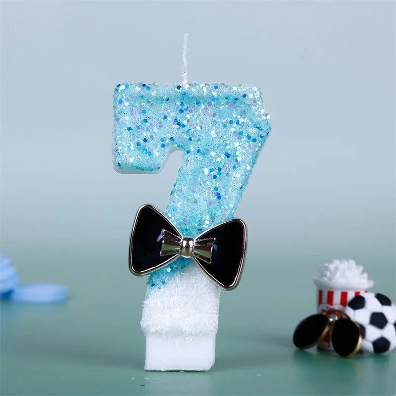 Bougie Anniversaire Charme Scintillant, le chiffre de la bougie est le 7, de couleur bleue et blanche, sur fond bleu pâle.