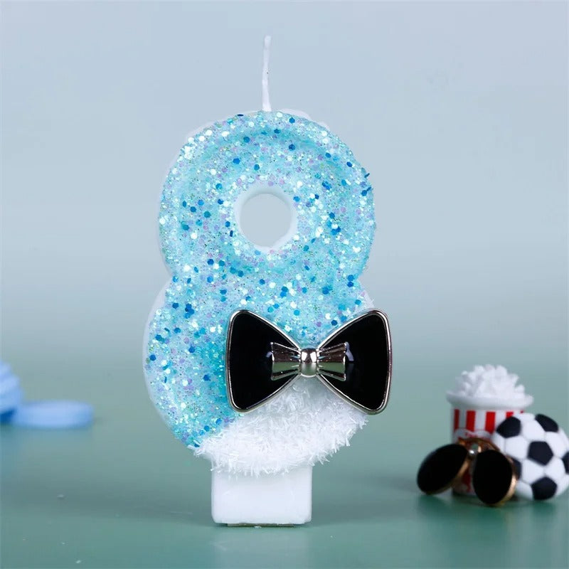 Bougie Anniversaire Charme Scintillant, le chiffre de la bougie est le 8, de couleur bleue et blanche, sur fond bleu pâle.