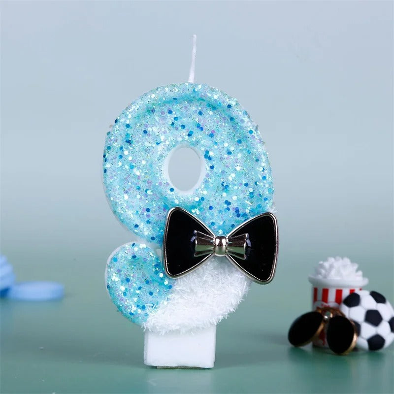 Bougie Anniversaire Charme Scintillant, le chiffre de la bougie est le 9, de couleur bleue et blanche, sur fond bleu pâle.