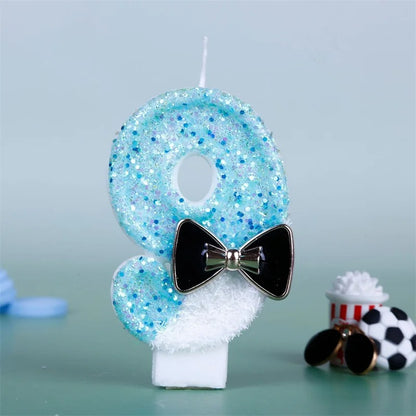 Bougie Anniversaire Charme Scintillant, le chiffre de la bougie est le 9, de couleur bleue et blanche, sur fond bleu pâle.