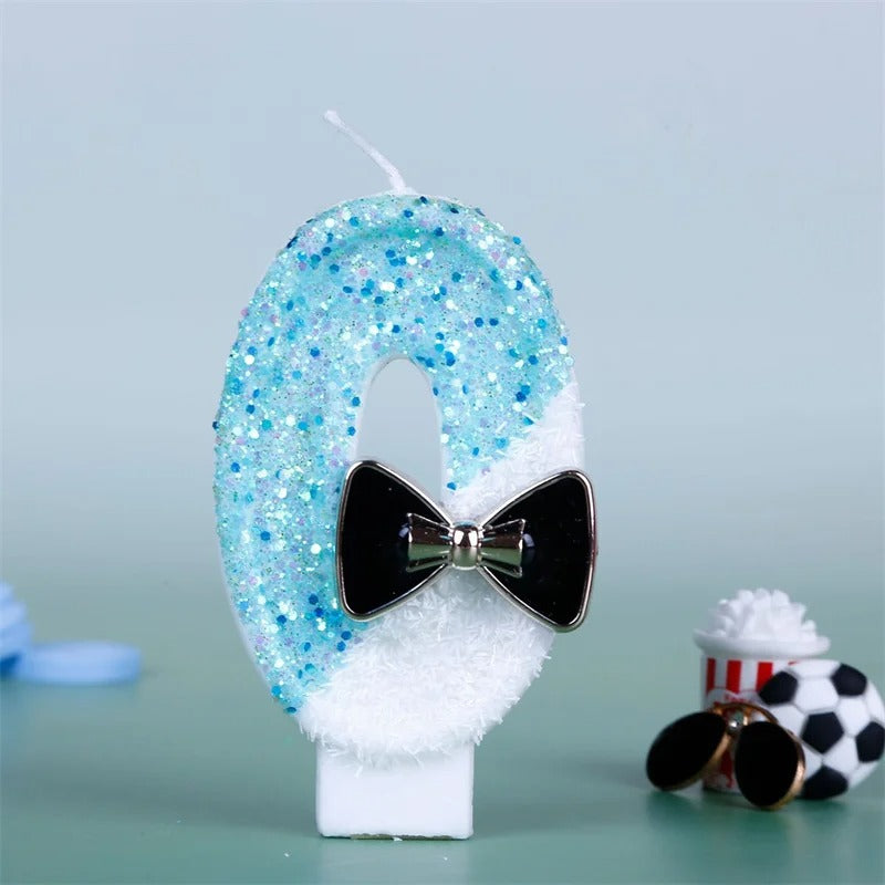 Bougie Anniversaire Charme Scintillant, le chiffre de la bougie est le 0, de couleur bleue et blanche, sur fond bleu pâle.