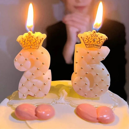 Bougie Anniversaire Chiffre Couronne Blanche et Or, disposée sur un gâteau d'anniversaire.