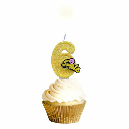 Bougie Anniversaire Chiffre Jaune et Smiley, disposée sur un cupcake et sur fond blanc.