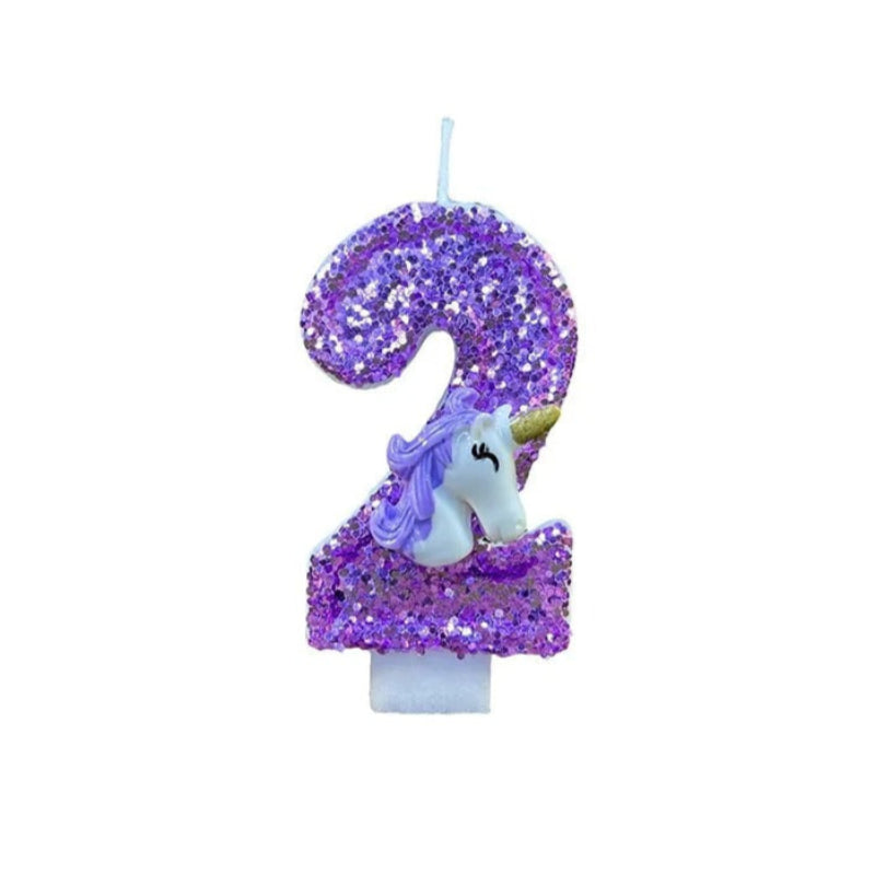 Bougie Anniversaire Chiffre Violet et Licorne, sur fond blanc.