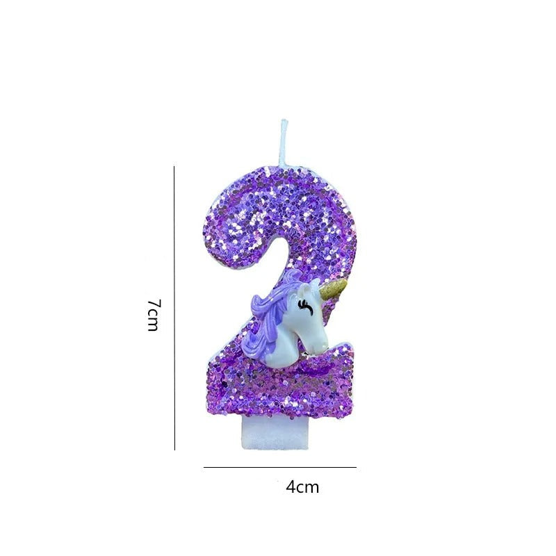 Bougie Anniversaire Chiffre Violet et Licorne, avec ses dimensions et sur fond blanc.