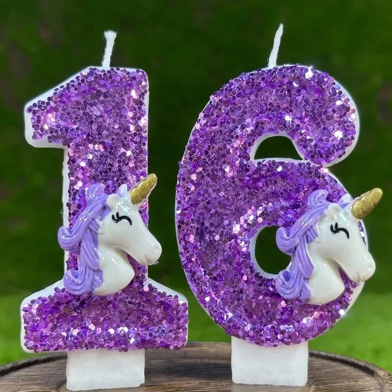 Bougie Anniversaire Chiffre Violet et Licorne, disposée sur un plateau en bois et sur fond vert.